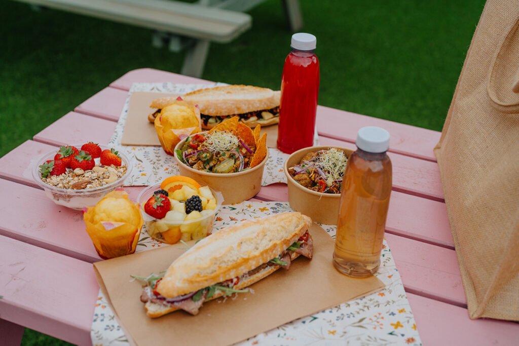 De Lou Picnickmand die je kan bestellen om af te halen. Homemade soda, Salade, een broodje, vers fruit, muffin en Yoghurt